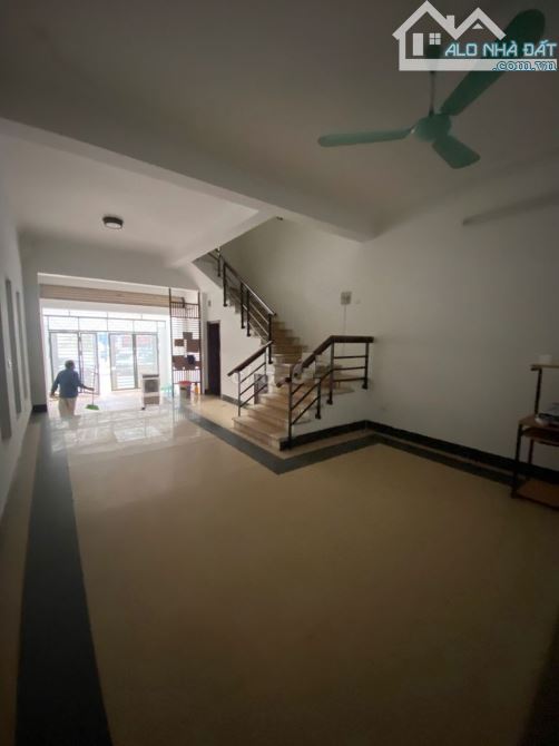 Nhà mặt phố Xuân Quỳnh - phường Yên Hòa, HN. Diện tích 95m2 x 5 tầng, Mt 5m, đường 12m