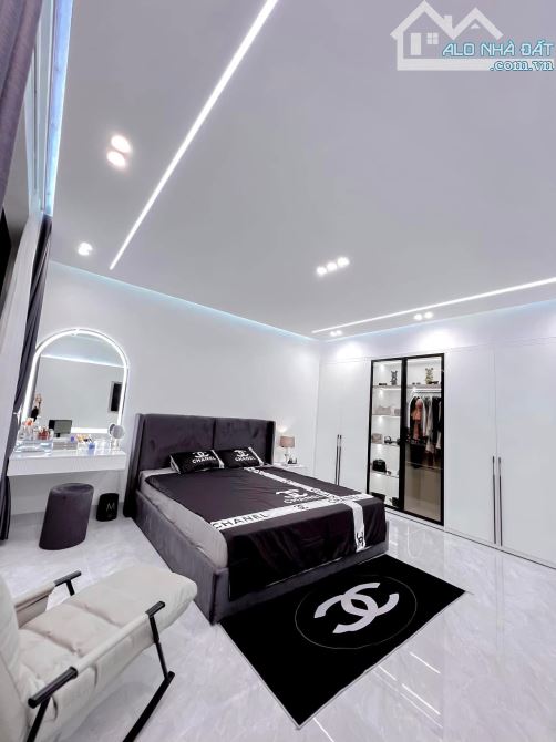 Bán nhà Ngọc Lâm, Long Biên: 38m2, 5 tầng, hơn 7 tỷ, sát phố, ô tô, full nội thất - 1