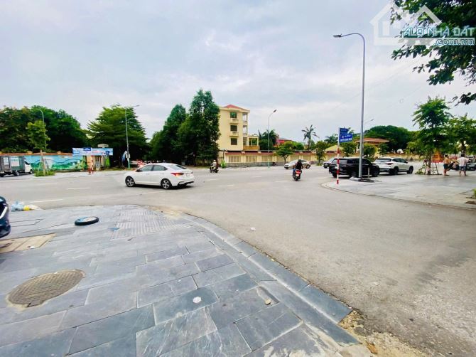 Bán 100m2 đất Lô Góc Kinh doanh mặt đường Nguyễn Trung Ngạn - - 1