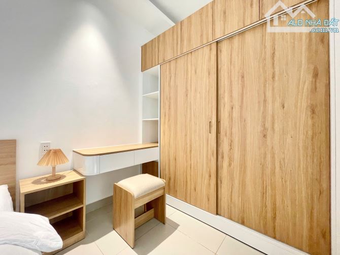 CĂN STUDIO FULL NỘI THẤT BAN CÔNG CỰC RỘNG 40M2 Ở QUẬN 1 - 1