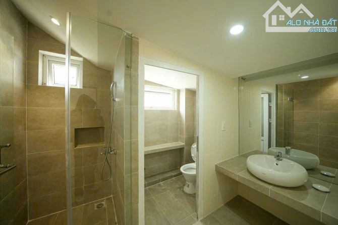 Cho thuê biệt thự 600m2 tại đường Khe Sanh phía Đông Đà Lạt!! * Tổng diện tích khuôn viên - 1