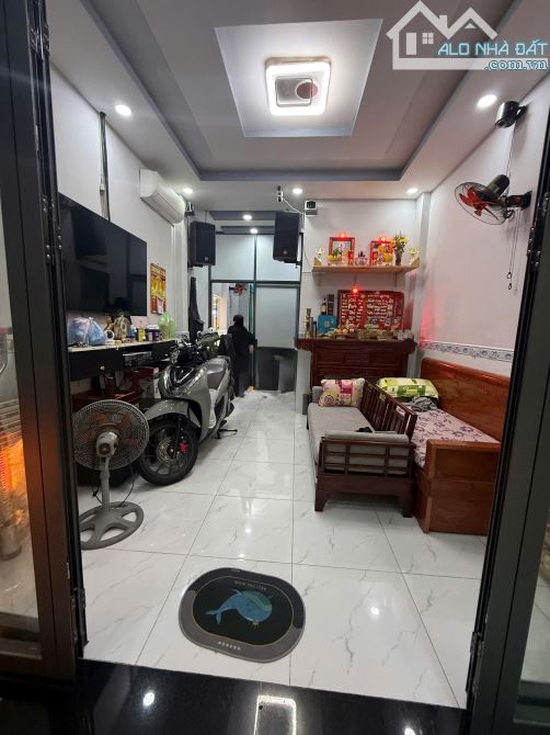 Bán Gấp| Nhà 2 Tầng| Diện Tích Lớn 42m2| Ngay Cầu Nguyễn Tri Phương Giáp Quận 1 - 1