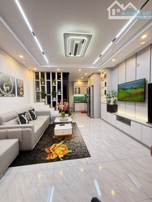 Nhà dân xây - Phố Bồ Đề - có Gara ô tô - sổ đẹp vuông - 52m - 1
