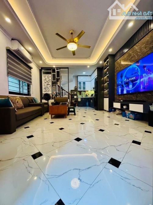 Siêu phẩm nhà đẹp Ngọc Lâm - Ô tô đỗ cổng - 2 mặt thoáng vĩnh viễn - 1