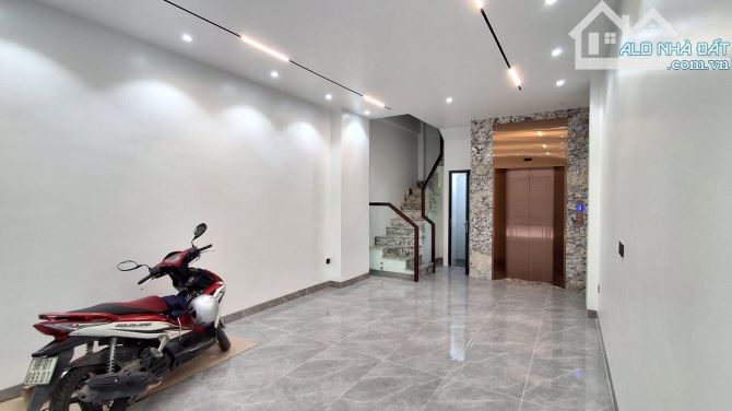 SIÊU PHẨM P.LÔ HÀNG KHÔNG NGUYỄN VĂN CỪ– 7 TẦNG – OTO TRÁNH – 19.5 TỶ - 1