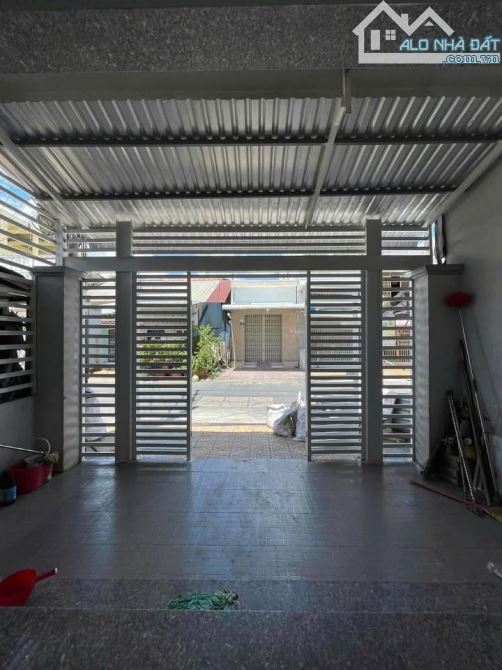 Ngộp tiền !! Bán gấp căn nhà 1 trệt 1 lầu ở gần chợ Trảng Bàng 120m2 SHR giá 820tr - 1