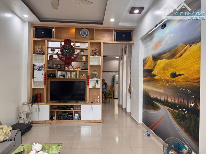 Cần bán nhà 4 tầng độc lập tại đường Chợ Hàng – Giá siêu tốt - 1