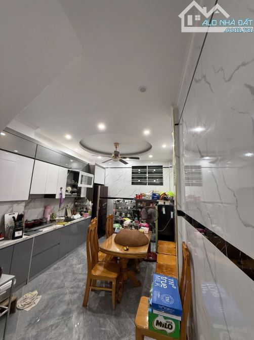 Cô Thanh em bán nhà gần Ngã Tư Sở - 43m 5 tầng giá 10 tỉ - 5m ra phố, phân lô - sổ vuông - 1