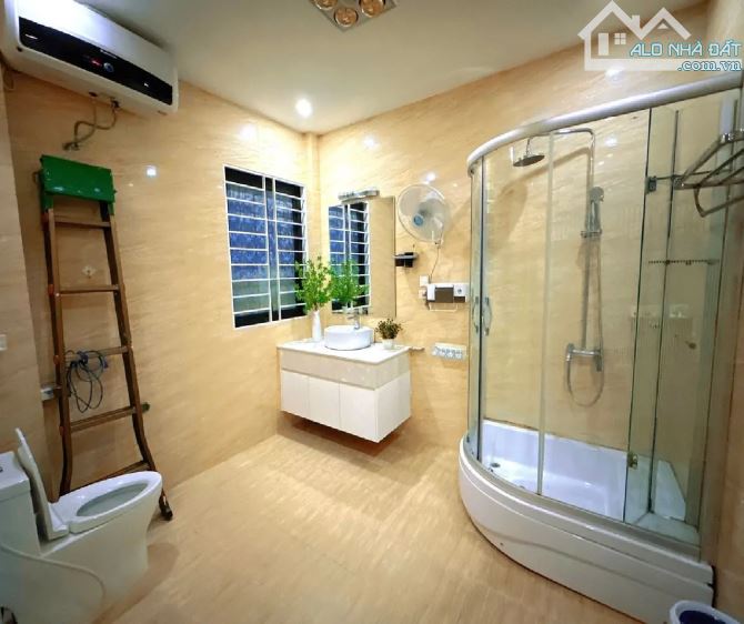Bán ngay nhà Dương Quảng Hàm, Cầu Giấy, ô tô đỗ cổng, nhà ngõ riêng , an ninh, giá 11.5 tỷ - 1