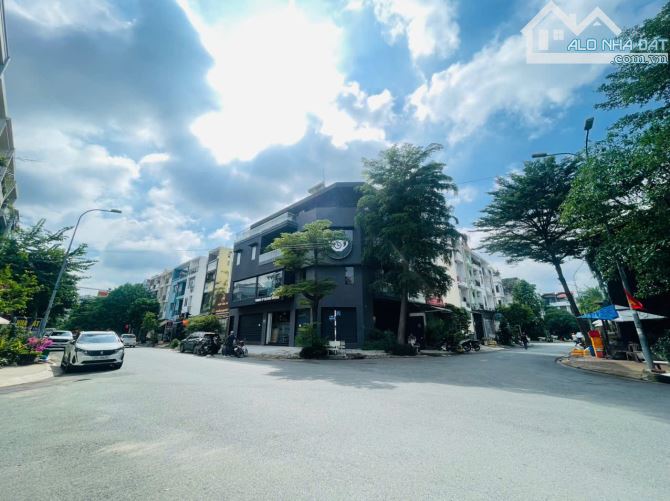 Căn góc mặt phố đường Cao Đức Lân , phường An Phú _ Hầm 3 tầng sân thượng _ 144m2 ngang 8m - 1