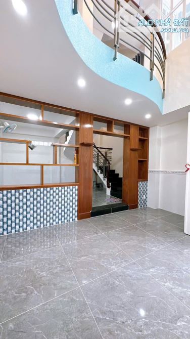 NHÀ BAN Q4 KHU DÂN CƯ 5 TẤM ĐÚC BTCT CÁCH MT 50M GIÁ 5TỈ TÍ SỔ RIÊNG HẺM 3 GÁC THÔNG - 1