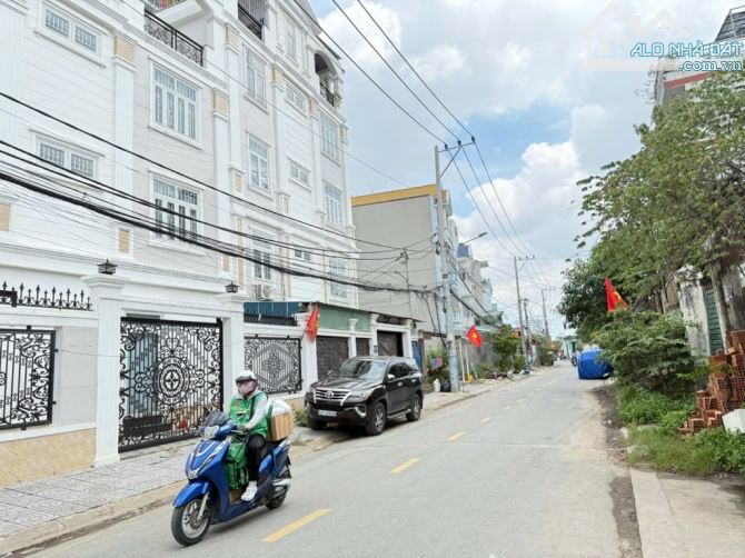 BÁN ĐẤT HBP TẶNG NHÀ TIỀN CHẾ ĐANG CHO THUÊ 5TR - 105M2(4.5 ❌23M)  NGAY NGÃ TƯ CẦU VƯỢT HI - 2