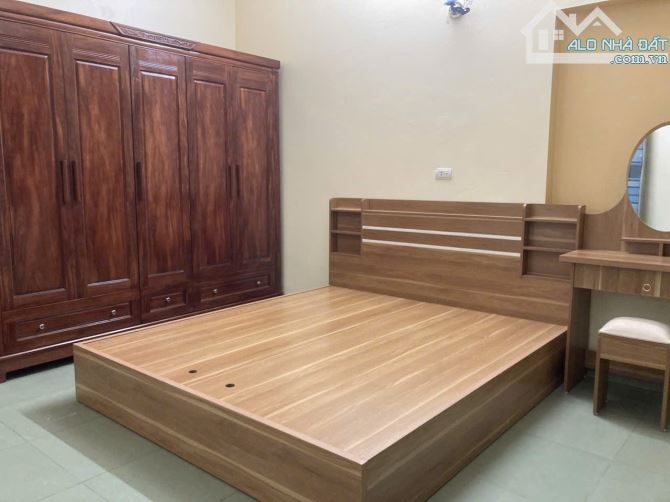 Bán nhà 3 Tầng Đường Bình Than dòng tiền ổn định 240tr/ 1 nam Đại Phúc / Giá 16,5 tỷ - 2