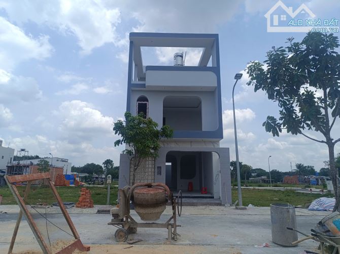 Nhà MỚI Xây, gần bến xe Hóc Môn Mới, 150m2 1 trệt 2 lầu, SHR, 2.8 tỷ - 2