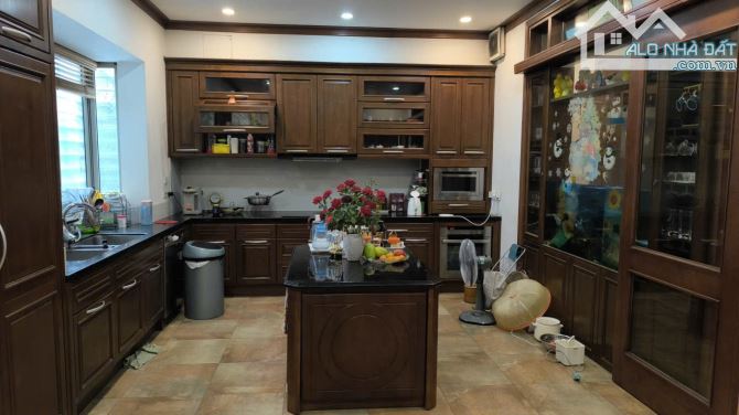 Bán nhà Lạc Long Quân, DT 231m – MT 15m – ô tô vỉa hè - 5 tầng thang máy, 130 tỷ. - 2
