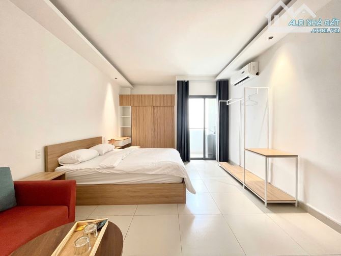 CĂN STUDIO FULL NỘI THẤT BAN CÔNG CỰC RỘNG 40M2 Ở QUẬN 1 - 2