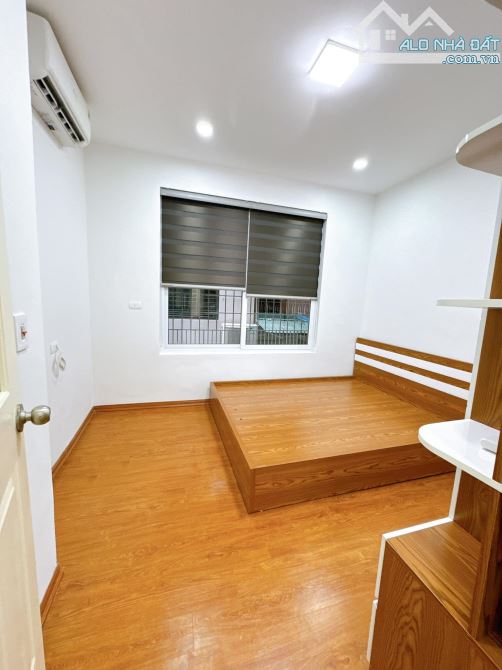 TT PHỐ NGUYÊN HỒNG SỔ 33M NHỈNH 2 TỶ-Ô TÔ ĐỖ CỬA - FULL NỘI THẤT- TIỆN ÍCH NGẬP TRÀN - 2