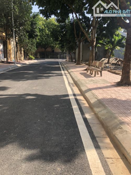 Bán 99 m2 đất khu Chất lượng cao thị trấn Phùng, đường rộng 10m, gần đường 32. - 2