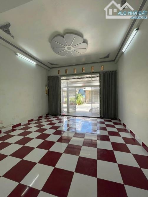 Ngộp tiền !! Bán gấp căn nhà 1 trệt 1 lầu ở gần chợ Trảng Bàng 120m2 SHR giá 820tr - 2