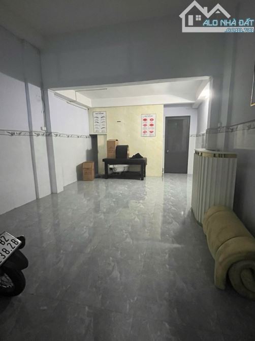 🏡B.án n.hà Lạc Long Quân - 68m2 - 3 T.ầng - N.gang 4m - HXH , An ninh - 8pn 🏡 - 2