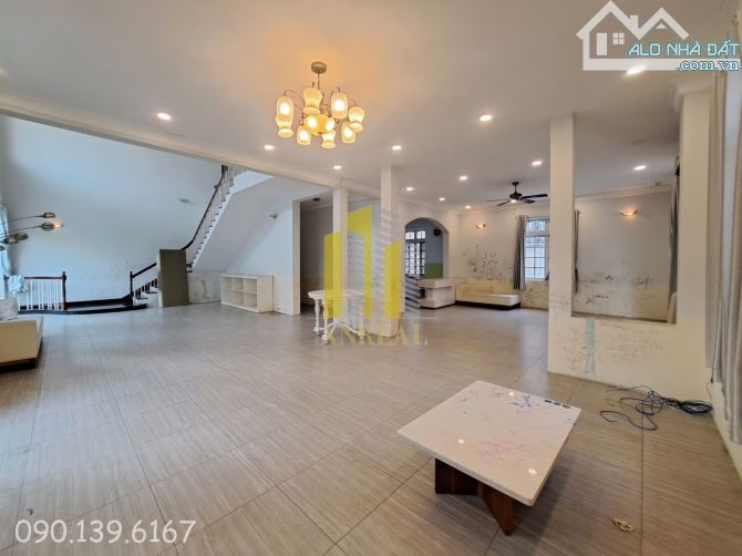 Biệt Thự Trần Não 530m2 Sân Vườn - Hồ Bơi - An Ninh Tuyệt Đối . Giá 75 Triệu - 2