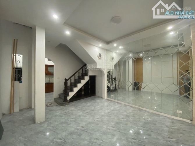 Bán nhà Mặt Phố Nguyễn Văn Cừ, DT 198m2, XD 3 Tầng, MT 7,5m – Nở Hậu thoáng sau, Tiện KD - 2
