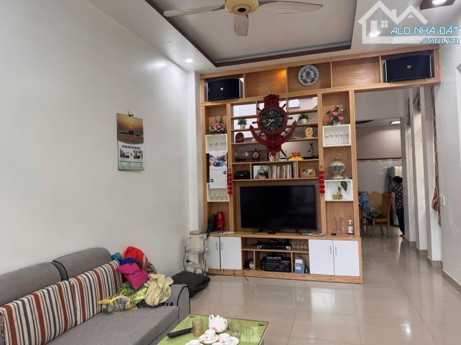Cần bán nhà 4 tầng độc lập tại đường Chợ Hàng – Giá siêu tốt - 2
