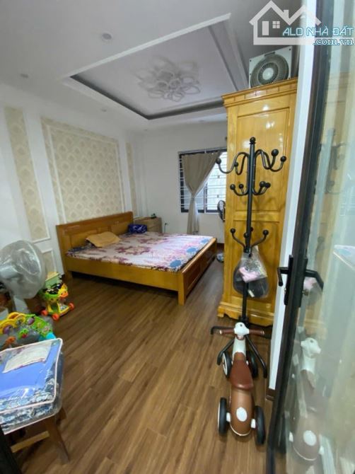 Cô Thanh em bán nhà gần Ngã Tư Sở - 43m 5 tầng giá 10 tỉ - 5m ra phố, phân lô - sổ vuông - 2