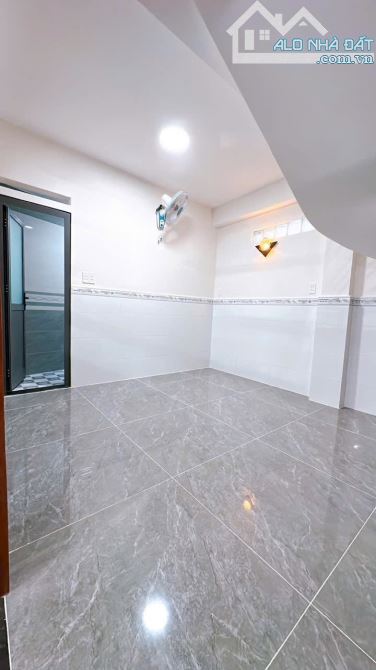 NHÀ BAN Q4 KHU DÂN CƯ 5 TẤM ĐÚC BTCT CÁCH MT 50M GIÁ 5TỈ TÍ SỔ RIÊNG HẺM 3 GÁC THÔNG - 2