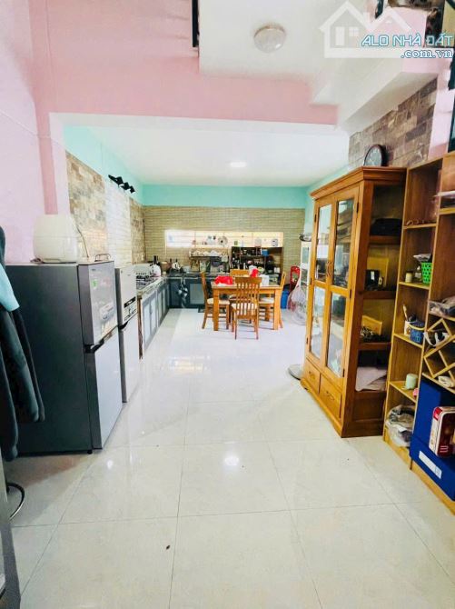 Giá 5,8 tỷ. Bán nhà 3 lầu mặt tiền đường Nguyễn Thị Tồn, P. Biên Hoà. 72m. Sổ hoàn công - 3