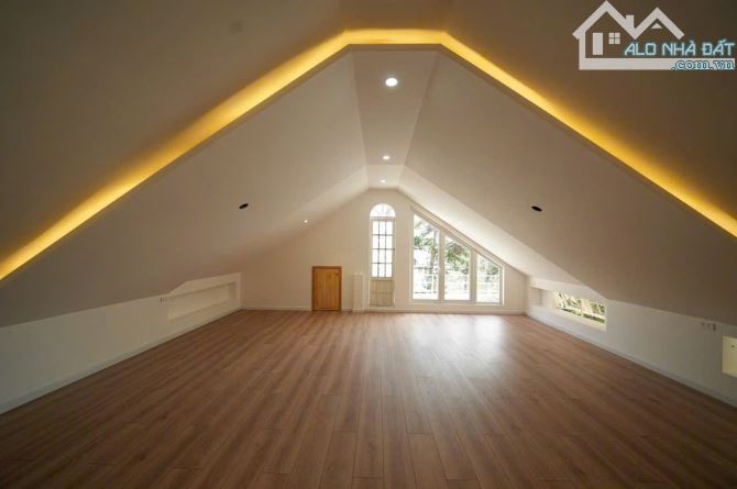 Cho thuê biệt thự 600m2 tại đường Khe Sanh phía Đông Đà Lạt!! * Tổng diện tích khuôn viên - 3