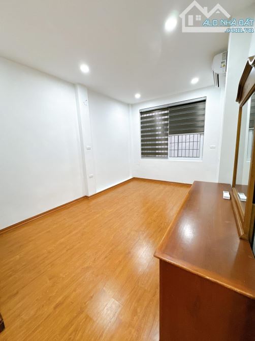 TT PHỐ NGUYÊN HỒNG SỔ 33M NHỈNH 2 TỶ-Ô TÔ ĐỖ CỬA - FULL NỘI THẤT- TIỆN ÍCH NGẬP TRÀN - 3