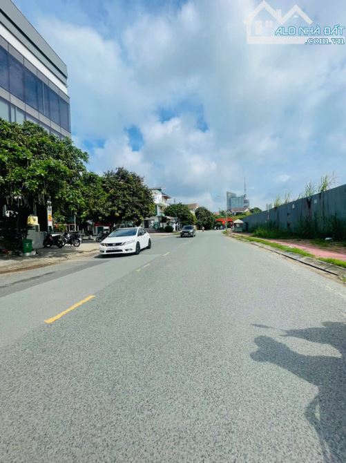 Hàng hot thị trường ! Mặt tiền đường Cao Đức Lân,phường An Phú_Sẵn C4 200m2 ngang 10m xây - 3