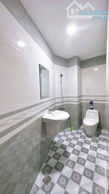 NHÀ BAN Q4 KHU DÂN CƯ 5 TẤM ĐÚC BTCT CÁCH MT 50M GIÁ 5TỈ TÍ SỔ RIÊNG HẺM 3 GÁC THÔNG - 3