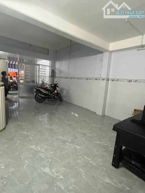 🏡B.án n.hà Lạc Long Quân - 68m2 - 3 T.ầng - N.gang 4m - HXH , An ninh - 8pn 🏡 - 4
