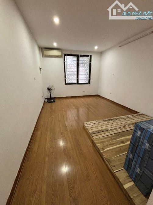 Bán nhà Ngọc Khánh  dân xây khung cột chắc chắn có thể  lắp thang máy  2 thoáng vuông vắn - 4