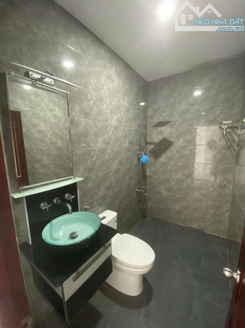 Ngộp Bank : CHDV 2 Mặt tiền ngay PHAN XÍCH LONG, DT: 11x18m, 4 Tầng, HĐT : 4.300$/Th - 5