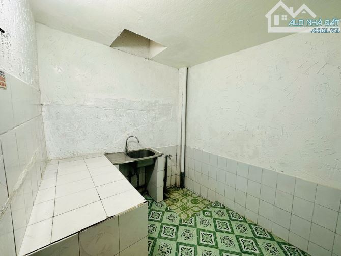Giá 10.5 triệu- Hẻm Xe Oto Đinh Bộ Lĩnh - Trệt lững, 3PN , 1WC - 5