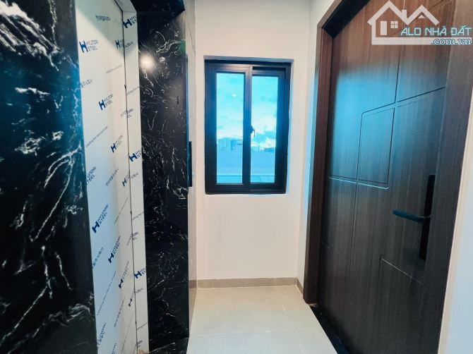 9 tầng toà xây mới, hầm ngõ Nguyễn Khang, oto vào nhà, Văn phòng CTY, 75m2. Giá 35 tỷ - 5