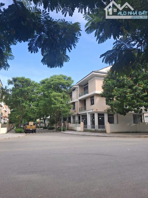 BÁN BT AN QUÝ VILLA KĐT DƯƠNG NỘI LÔ GÓC SIÊU THOÁNG- 236M2 GIÁ CHỈ 189TR/M² - 5