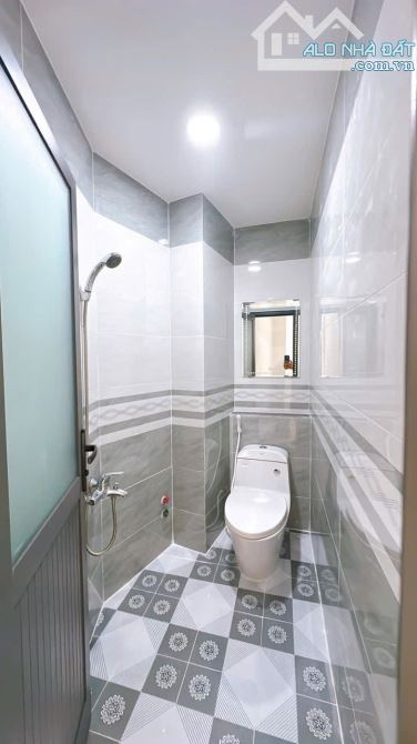 NHÀ BAN Q4 KHU DÂN CƯ 5 TẤM ĐÚC BTCT CÁCH MT 50M GIÁ 5TỈ TÍ SỔ RIÊNG HẺM 3 GÁC THÔNG - 5