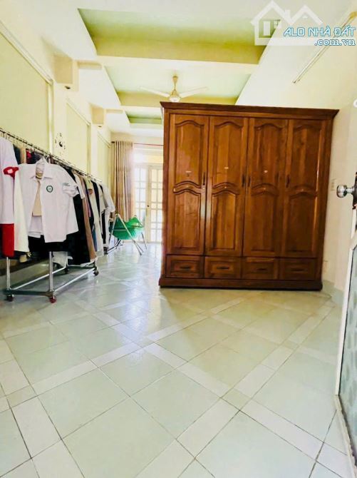 Giá 5,8 tỷ. Bán nhà 3 lầu mặt tiền đường Nguyễn Thị Tồn, P. Biên Hoà. 72m. Sổ hoàn công - 6