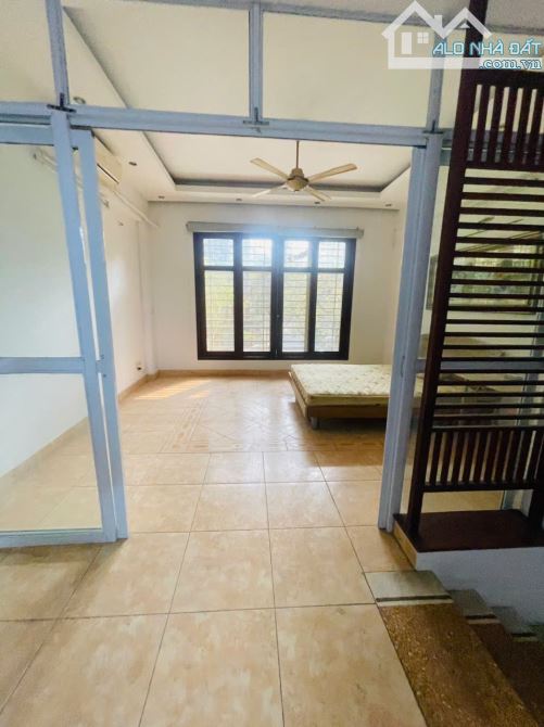 Nhà mặt phố Xuân Quỳnh - phường Yên Hòa, HN. Diện tích 95m2 x 5 tầng, Mt 5m, đường 12m - 4