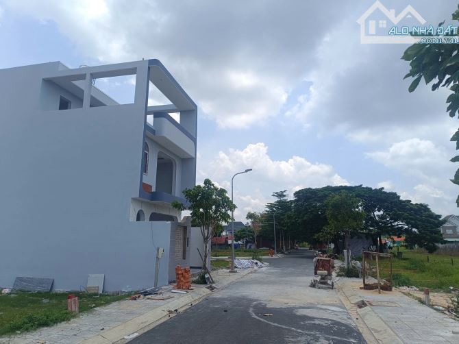 Nhà MỚI Xây, gần bến xe Hóc Môn Mới, 150m2 1 trệt 2 lầu, SHR, 2.8 tỷ - 6