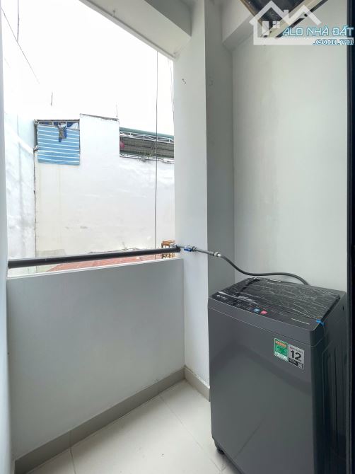 CĂN STUDIO FULL NỘI THẤT BAN CÔNG CỰC RỘNG 40M2 Ở QUẬN 1 - 9