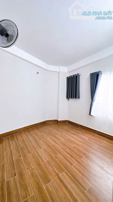 NHÀ BAN Q4 KHU DÂN CƯ 5 TẤM ĐÚC BTCT CÁCH MT 50M GIÁ 5TỈ TÍ SỔ RIÊNG HẺM 3 GÁC THÔNG - 9