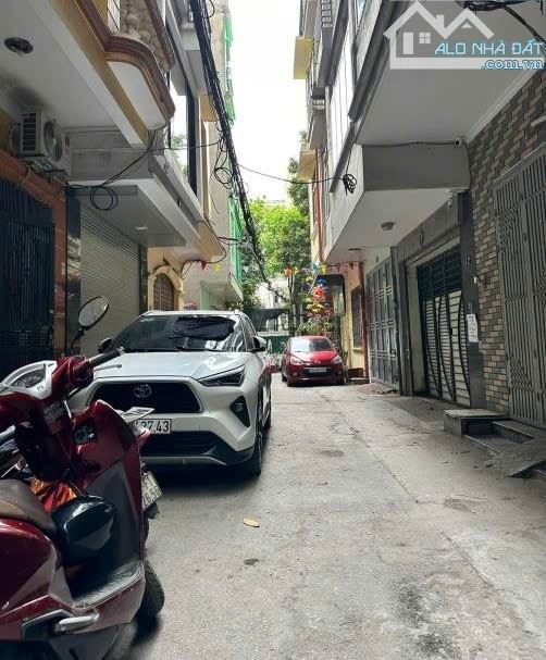 Bán nhà cũ gần đường Nghĩa Đô, 51m2, 3 tầng, mặt tiền 6.5m, ngõ ô tô 7 chỗ, giá 16.3 tỷ