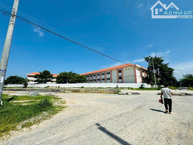 BÁN ĐẤT CÓ SẴN CĂN NHÀ CẤP 4 TRÊN ĐẤT XÃ TÂN HOÀ PHÚ MỸ TPHCM  Diện Tích : 236,7 M2 Ngang