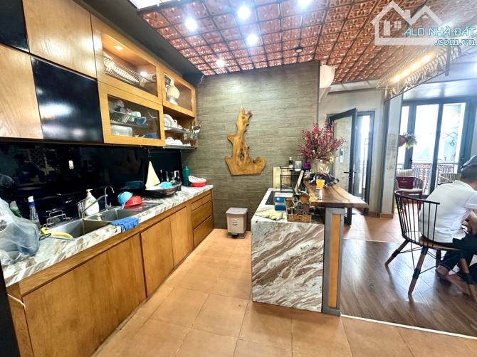 Siêu phẩm Q8, 8x13m, 4 tầng, thang máy xịn, ô tô ngủ trong nhà, 18 tỳ