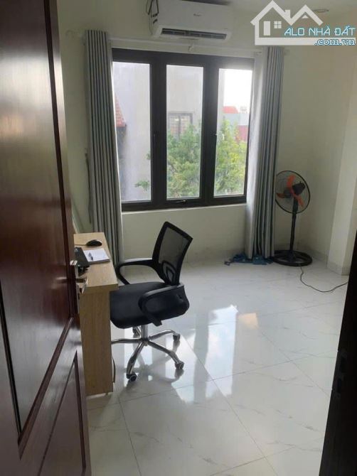 Giảm 200 triệu chị em cần bán nhà chuyển vào Nam ở , cạnh viện Nhi Hà Nội . DT 45m, 4 tầng